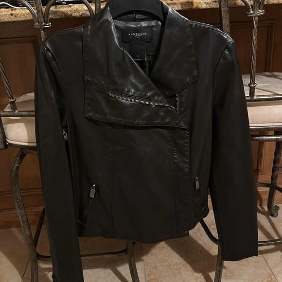 EUC ANN TAYLOR LEATHER LOOK BIKER JACKET. VERY DARK BROWN SIZE SMALL BUTTERYSOFT - Picture 2 of 10